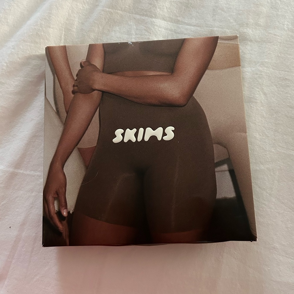 Skims sculpting short